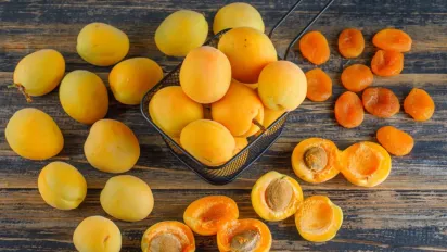 Як правильно підживлювати абрикос: сезонний календар добрив - фото