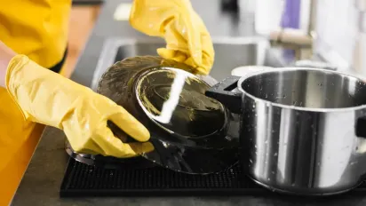 Блищатимуть, наче щойно з магазину: як очистити каструлі за допомогою простого копійчаного засобу - фото