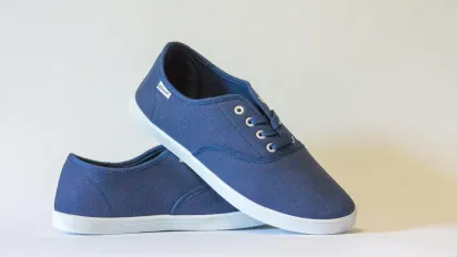 Як швидко розносити тісне взуття: три способи, які працюють - фото