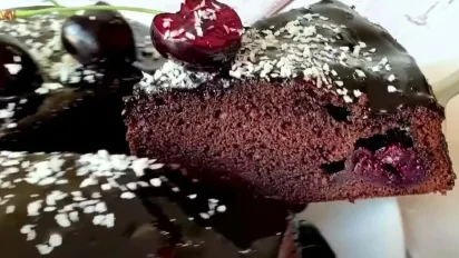 Шоколадно-вишневий пиріг до чаю: простий рецепт, який завжди вдається - фото