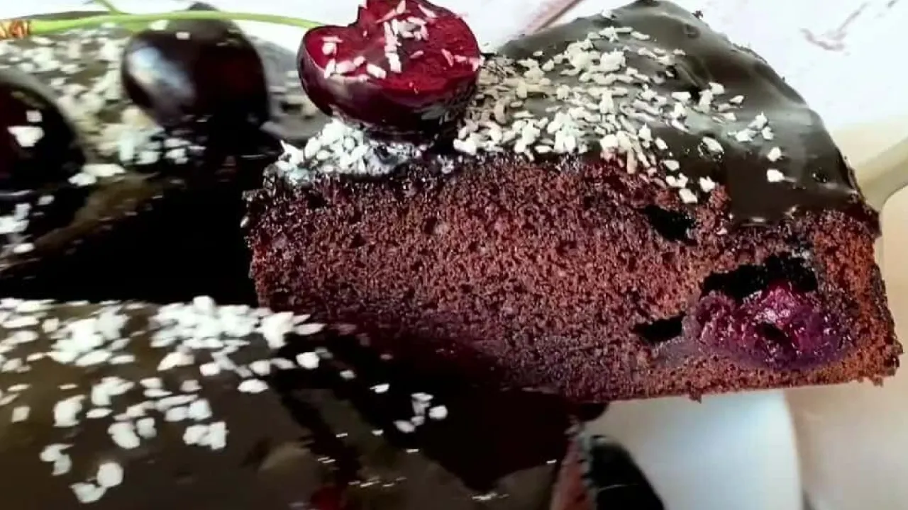 Шоколадно-вишневий пиріг до чаю: простий рецепт, який завжди вдається 