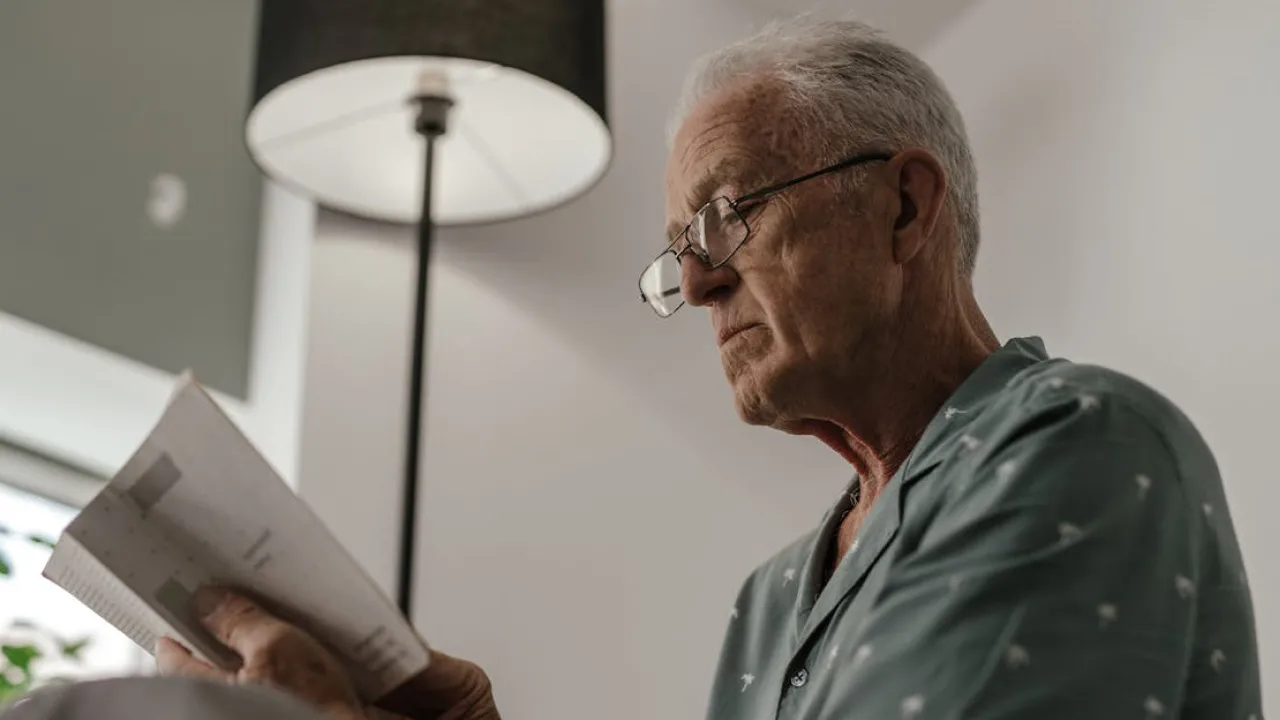 Українцям можуть тимчасово призупинити пенсійні виплати: які причини і що робити? 