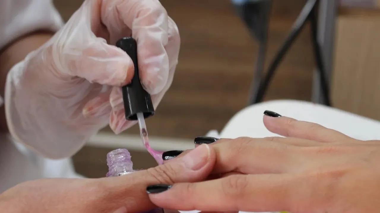 Дерматологи розповіли, чому не можна постійно покривати нігті гель-лаком 