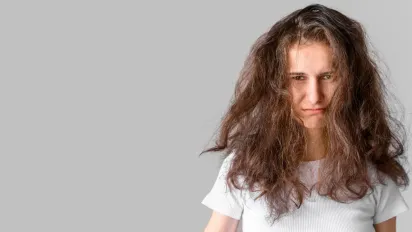Що робити з пухнастим і неслухняним волоссям: поради трихолога та домашній догляд - фото