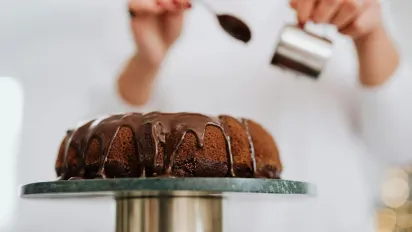 Як приготувати пиріг із варенням на кефірі: домашній десерт без зайвих клопотів - фото