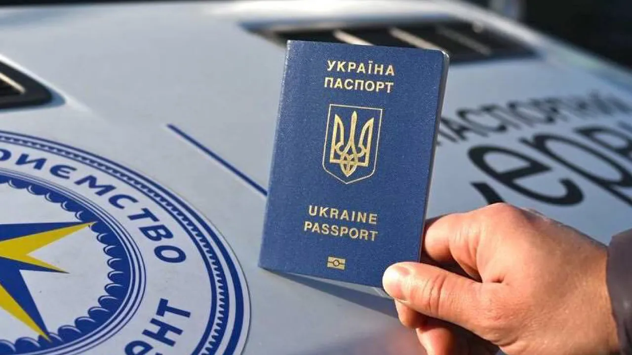 Нові правила: уряд полегшив отримання паспортів для чоловіків за кордоном 
