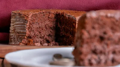 Бісквіт осідає прямо в духовці — розкриваємо 2 причини - фото