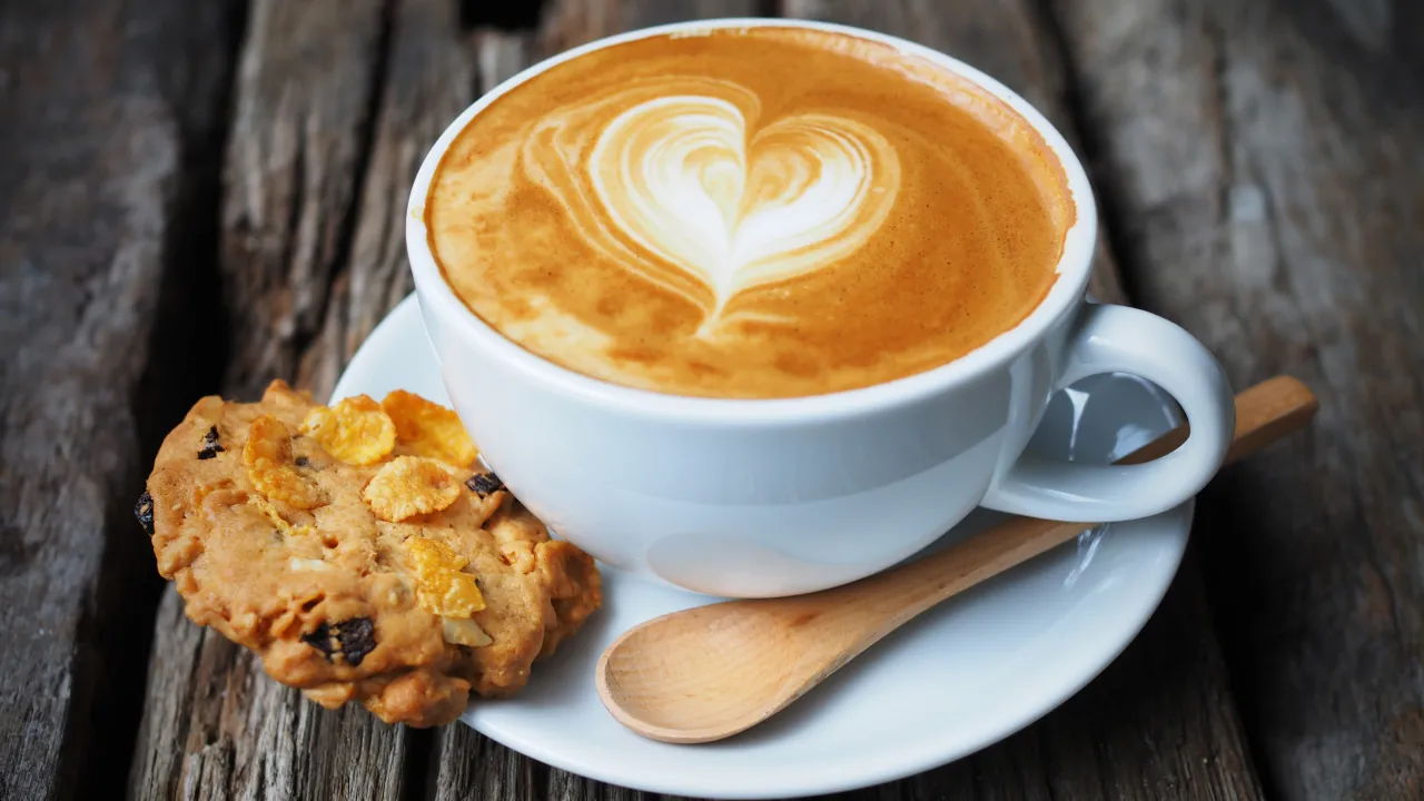 Хто вживає найбільше кофеїну: вчені назвали несподівану групу ризику 