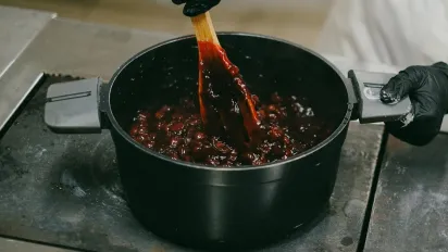 Підгоріло варення: спосіб, який без зусиль прибирає нагар і не псує емаль - фото