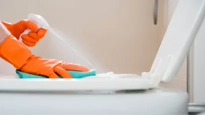 Як ефективно відмити сидіння унітазу від жовтизни: перевірені методи - фото