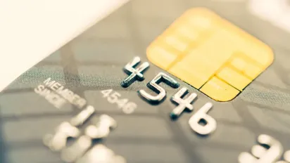 Ощадбанк анулює картки деяким пенсіонерам – кому слід звернутися до відділень - фото