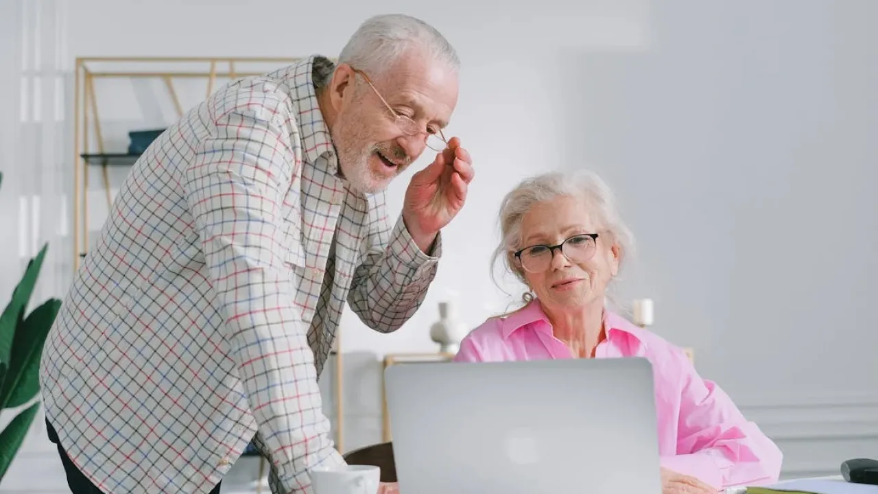 Грошова допомога для пенсіонерів 65+: хто може отримати і як подати заявку 