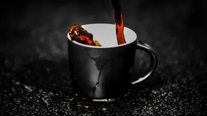 Пляма від кави зникне без сліду: простий рецепт очищення килима вдома - фото