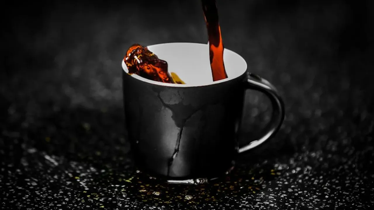 Пляма від кави зникне без сліду: простий рецепт очищення килима вдома 