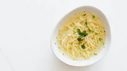 Гаряча страва за 10 хвилин: геніальний суп із мікрохвильовки, який не поступається ресторанному - фото