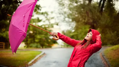 В Україні оголосили жовтий рівень небезпеки через негоду: вітер, дощі та мокрий сніг (карта) - фото