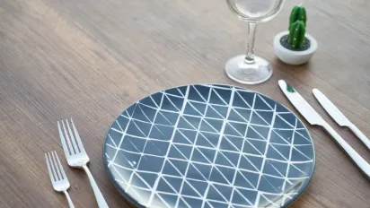 Як прибрати жовті розводи з пластикового посуду і різних поверхонь - фото