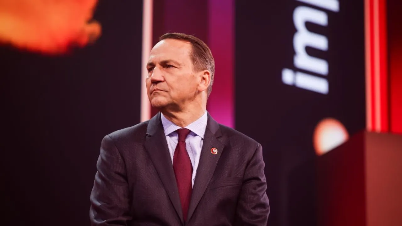 Сікорський вказав країну, здатну «поставити путіна на місце» 