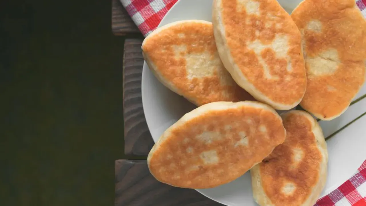 Пишні пиріжки з хрусткою скоринкою: бабусин рецепт 