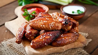 Соковиті та хрусткі крильця барбекю: готуємо на мангалі або в духовці - фото