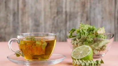 Росте у дворі та в лісі: дешевий напій з доступної рослини виводить цукор з крові  - фото