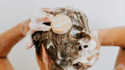 Секрет густого волосся: навіщо варто додавати сіль у шампунь - фото