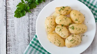 Як смачно зварити молоду картоплю: секрети, лайфхаки та ідеальна подача - фото