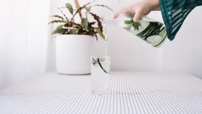 Яку воду варто пити щодня, щоб зберегти здоров’я та прожити довше: фахівці дали чіткі рекомендації - фото