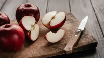 Ніжна запіканка з яблуками на сковороді: сніданок за 15 хвилин - фото