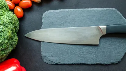 Домашній спосіб, який працює: як нагострити ніж за допомогою звичайної тарілки - фото