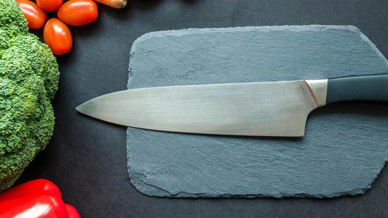 Домашній спосіб, який працює: як нагострити ніж за допомогою звичайної тарілки 