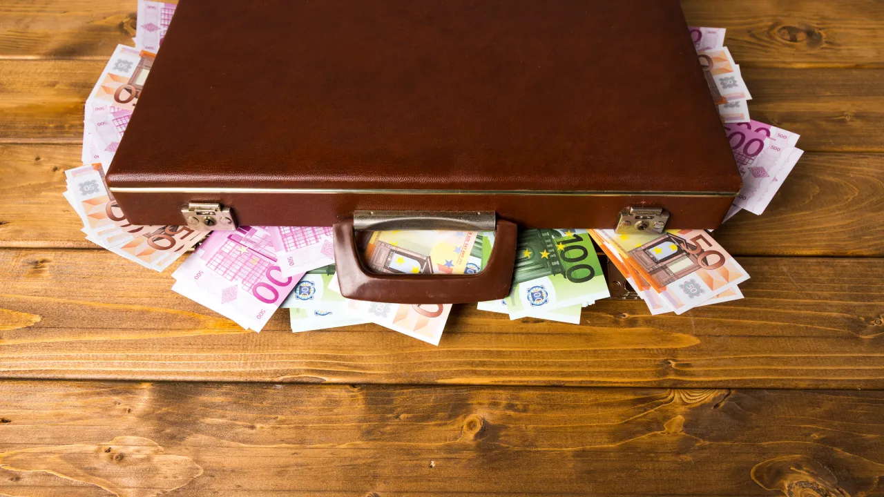 Багато хто цього не знає: де категорично НЕ можна зберігати гроші? 