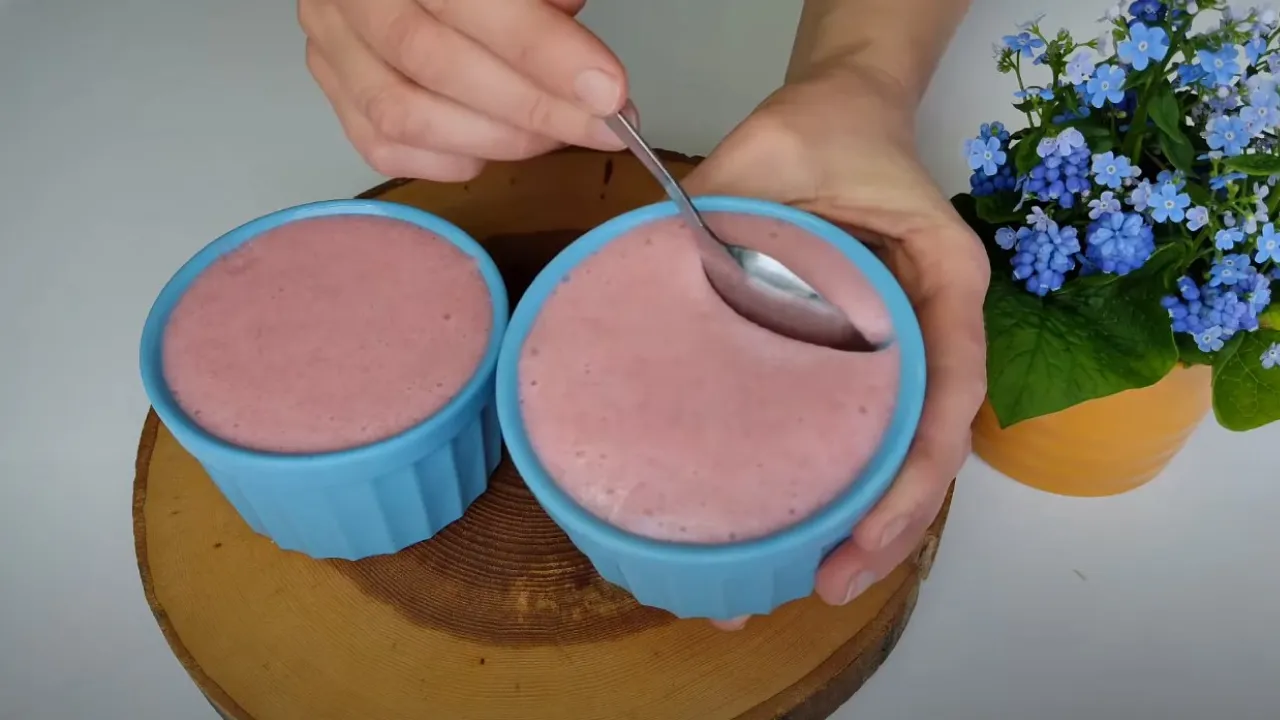 "Рожеві хмари" - рецепт смачного мусу з компоту та манки 