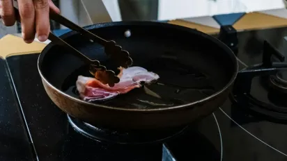 Їжа більше не прилипає: як доглядати за сковорідкою з нержавіючої сталі, щоб уникнути проблем - фото