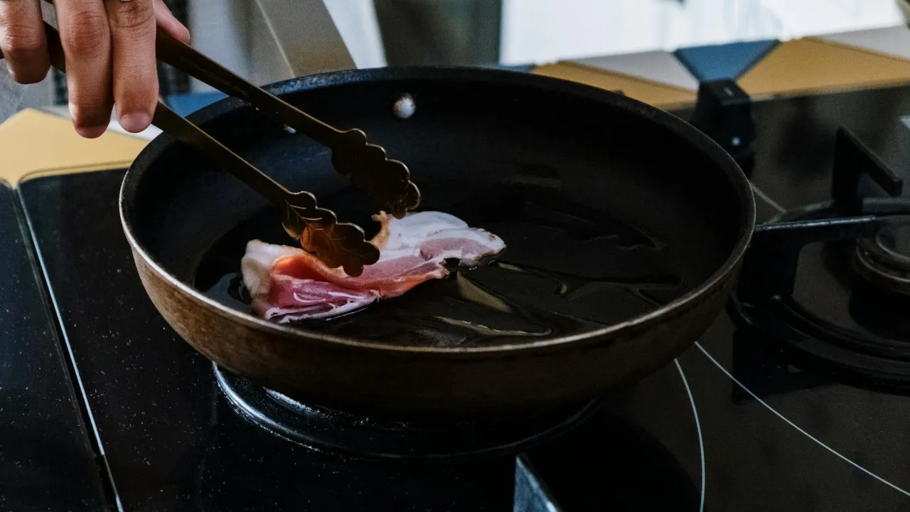 Їжа більше не прилипає: як доглядати за сковорідкою з нержавіючої сталі, щоб уникнути проблем 