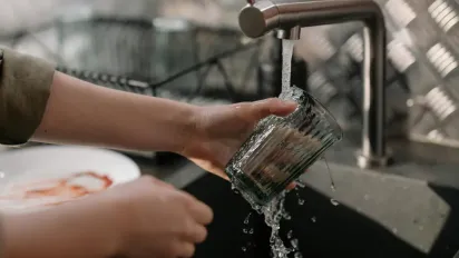 Прикмети, про які ви не знали: чому не можна мити посуд у гостей - фото