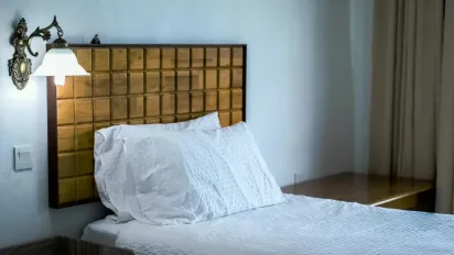 Як відіпрати жовті плями з подушки: ефективні методи - фото