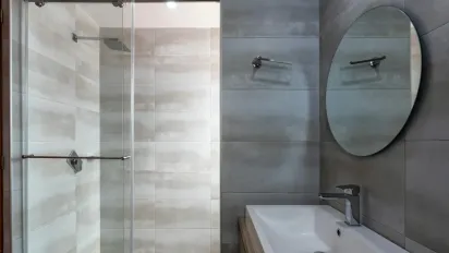 Помилка, яку всі роблять після душу: через неї з’являється наліт - фото