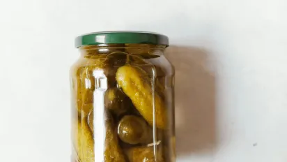 Готові за кілька годин: простий рецепт малосольних огірків - фото