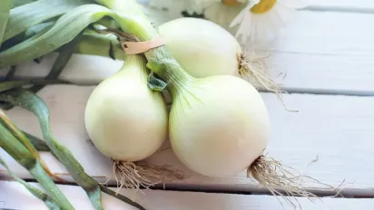 Без хімії та витрат: як звичайна цибулина рятує фари від тьмяності - фото