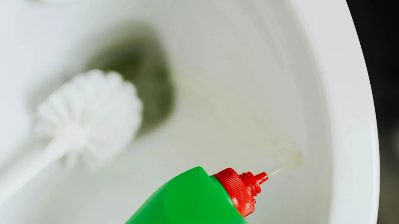 Як швидко позбутися вапняного нальоту в туалеті: простий, але надзвичайно ефективний спосіб 