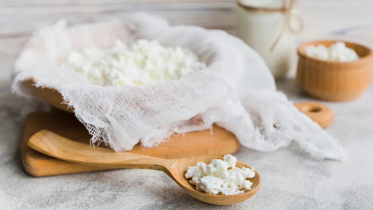 Чим корисний кисломолочний сир і чи варто їсти його щодня: експерти розповіли про всі нюанси 