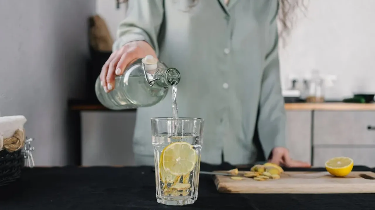 Вода з лимоном: простий напій чи спосіб змінити здоров’я на краще 