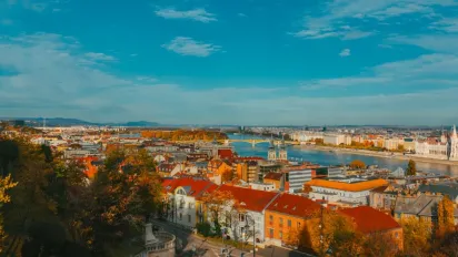 Топ-10 найкращих міст у Європі для відпочинку з подругами - фото