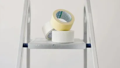 Забудьте про плями: як швидко прибрати скотч і силікон з будь-якої поверхні - фото