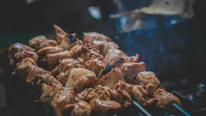 Шашлик вийшов занадто солоним або жорстким: як швидко "врятувати" м'ясо - фото