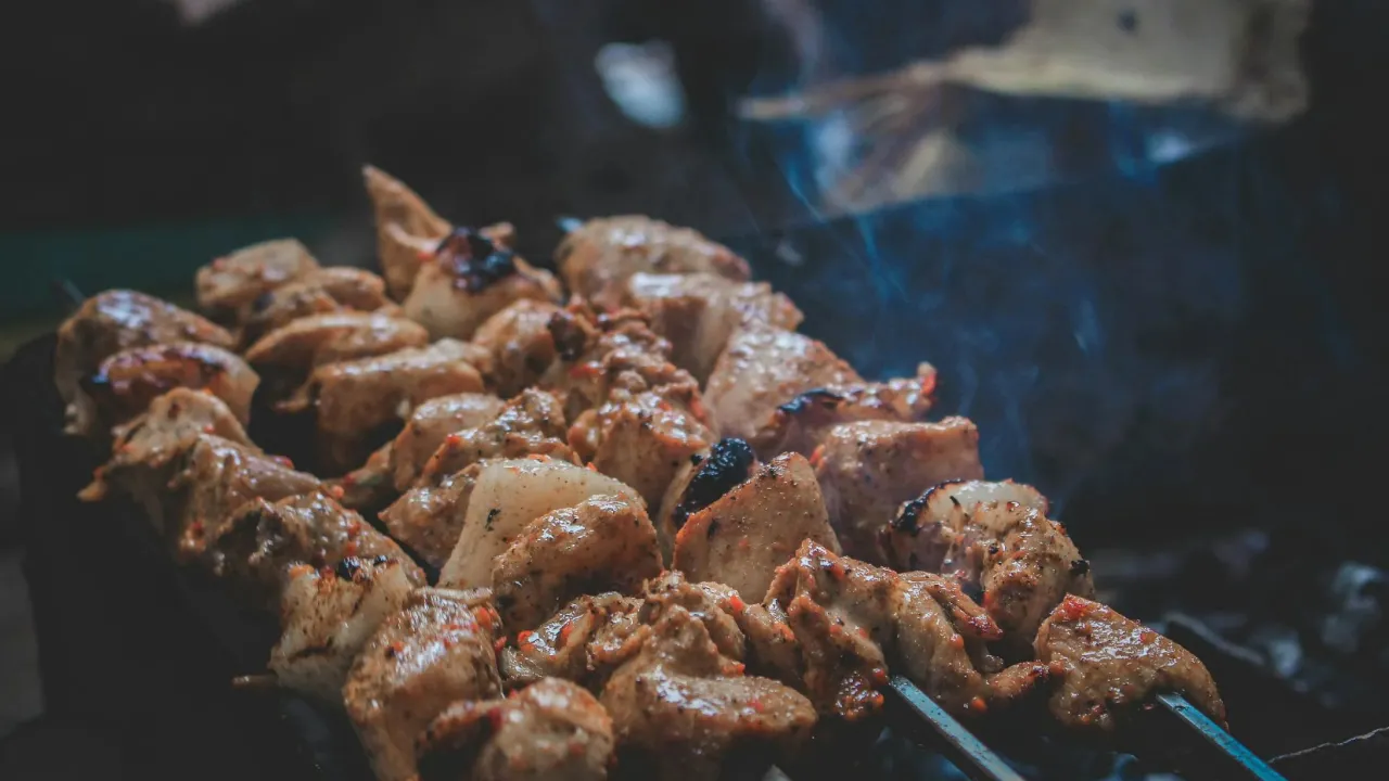 Шашлик вийшов занадто солоним або жорстким: як швидко "врятувати" м'ясо 
