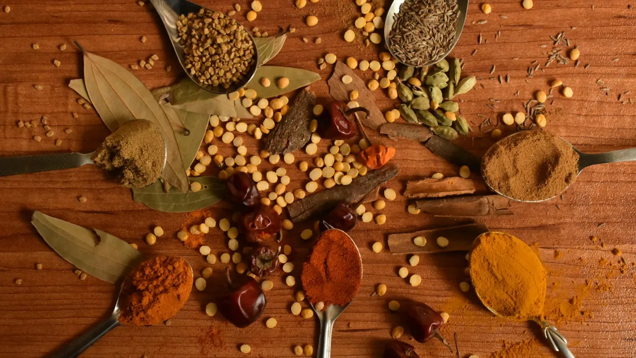 Як правильно приправити рибу, м’ясо і птицю: повний гід по спеціях 