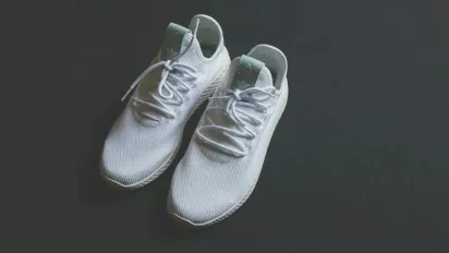 Як повернути білим кросівкам ідеальний вигляд: секретна формула з кухні - фото