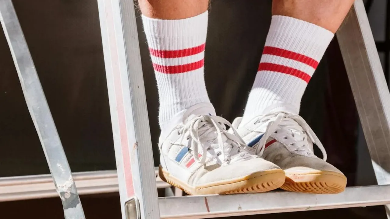 Як прати білі шкарпетки так, щоб вони знову стали білосніжними — простий домашній спосіб 